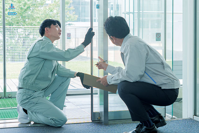 学校の自動ドアの修理工事の修理事例